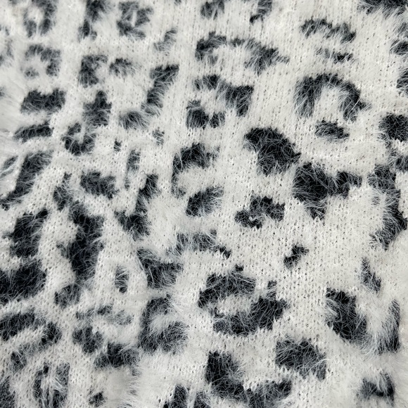 Mi ami Cropped Animal Print Leopard Print Fuzzy Soft Crew Neck Sweater S… - Picture 7 of 9